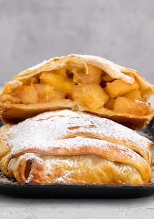 Una foto de Strudel rápido de manzana con nueces y canela