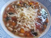 Una foto de sopa de quinoa