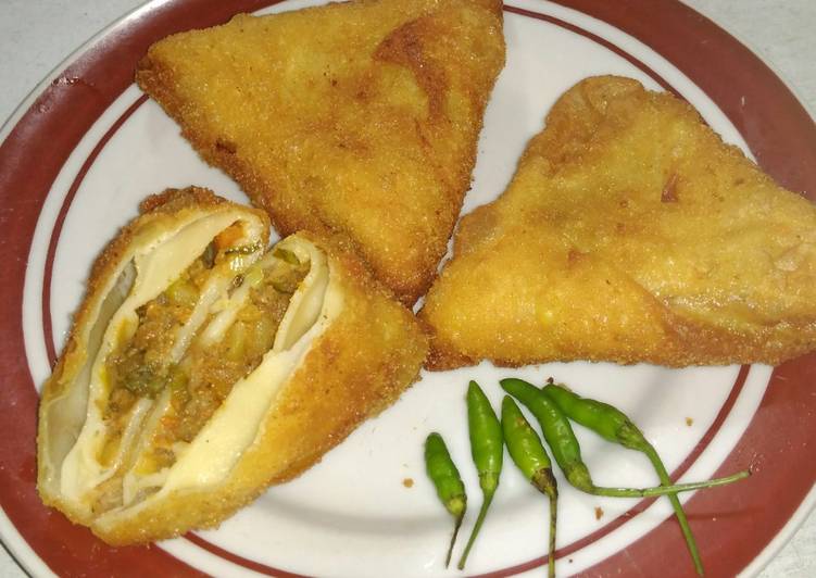 Samosa / Sambosa isi Daging Kari Sapi