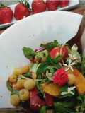 Ensalada de verano con canónigos y aderezo de frutas