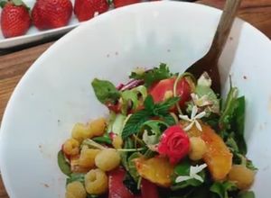 Foto principal de Ensalada de verano con canónigos y aderezo de frutas