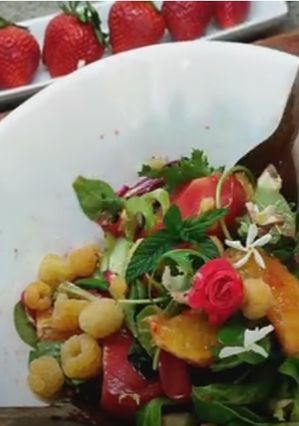 Una foto de Ensalada de verano con canónigos y aderezo de frutas