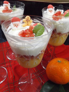Una foto de Copas de granada, crema de naranjas y Chantilly