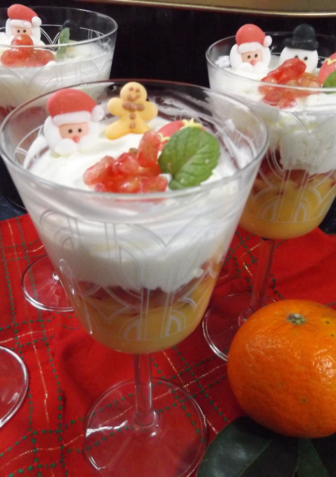 Una foto de Copas de granada, crema de naranjas y Chantilly