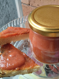 Una foto de Jalea de guayaba casera🍯🧀🧇🍑