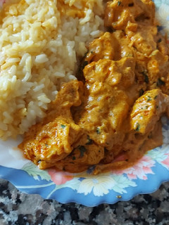 Una foto de Pollo al curry con arroz