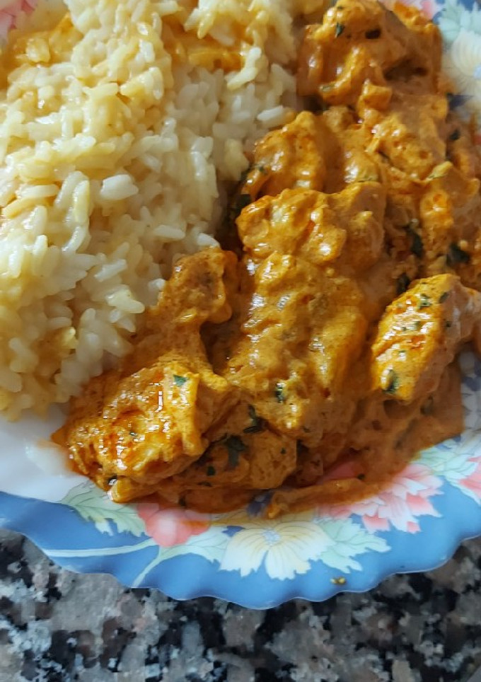 Una foto de Pollo al curry con arroz
