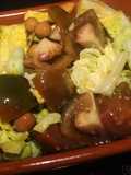 Ensalada de Kumato, habas y lechuga con aceitunas