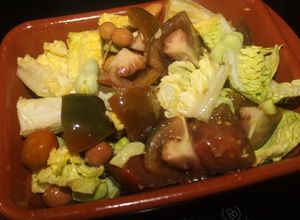 Una foto de Ensalada de Kumato, habas y lechuga con aceitunas