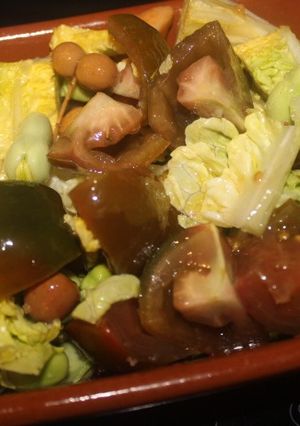 Foto principal de Ensalada de Kumato, habas y lechuga con aceitunas
