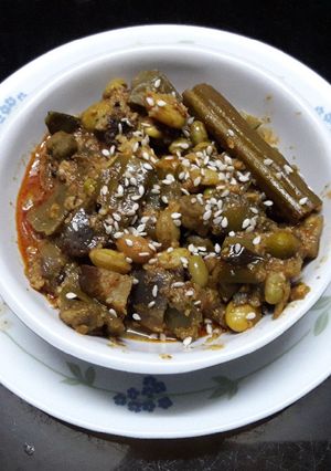 पावट्याच्या शेंगांची मिक्स भाजी (Pavtachya Shenganganchi Recipe In Marathi) रेसिपी चे मुख्य फोटो