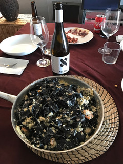 Una foto de Nido festonatto al nero di sepia con salsa de gambas y caviar