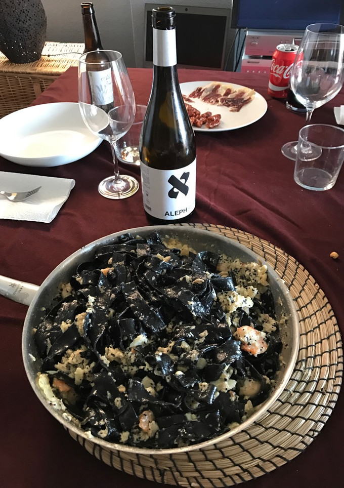Una foto de Nido festonatto al nero di sepia con salsa de gambas y caviar