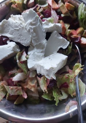 Une photo de Salade betterave, avocat & fromage frais