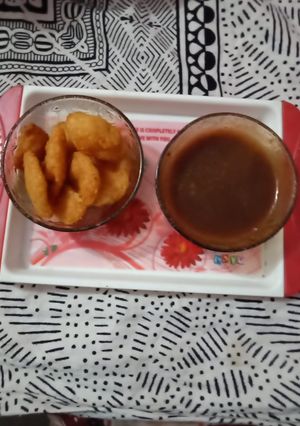 A picture of Dall vada with tamarind chutney.