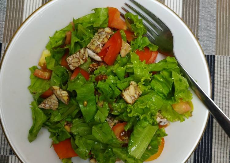 Bagaimana Menyiapkan Raw salad with tempe Non GMO Anti Gagal