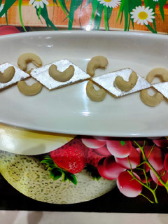 કેસર કાજુ કતરી(Kesar Kaju katli Recipe in Gujarati) રેસીપી મુખ્ય ફોટો
