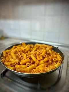 Una foto de Tortiglioni con boloñesa de longaniza, los llamo sube-ánimos! 🇮🇹
