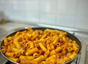 Foto principal de Tortiglioni con boloñesa de longaniza, los llamo sube-ánimos! 🇮🇹