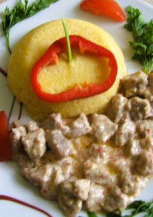 Pikáns sertésragu krémes polentával recept fotója