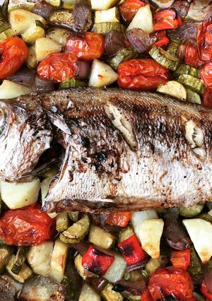 Une photo de Poissons aux légumes au four