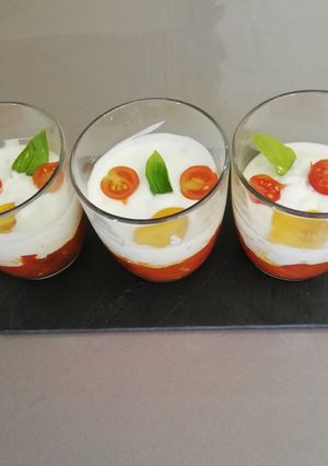 Une photo de Verrine de fromage blanc chèvre, basilic sur compotée de tomates