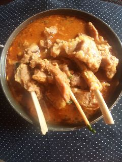 गावरान मटण रस्सा (gavran mutton rasa recipe in marathi) रेसिपी चे मुख्य फोटो 