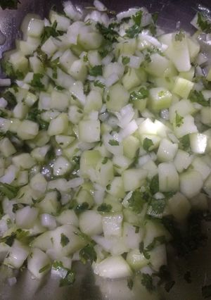 Una foto de Ensalada de pepino y cilantro