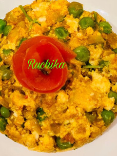 A picture of Paneer Bhurji with peas.