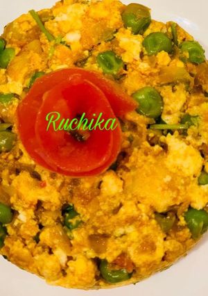 A picture of Paneer Bhurji with peas.