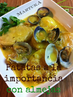 Una foto de Patatas a la importancia con almejas