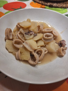 Una foto de Guiso de calamares con patatas