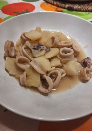 Una foto de Guiso de calamares con patatas