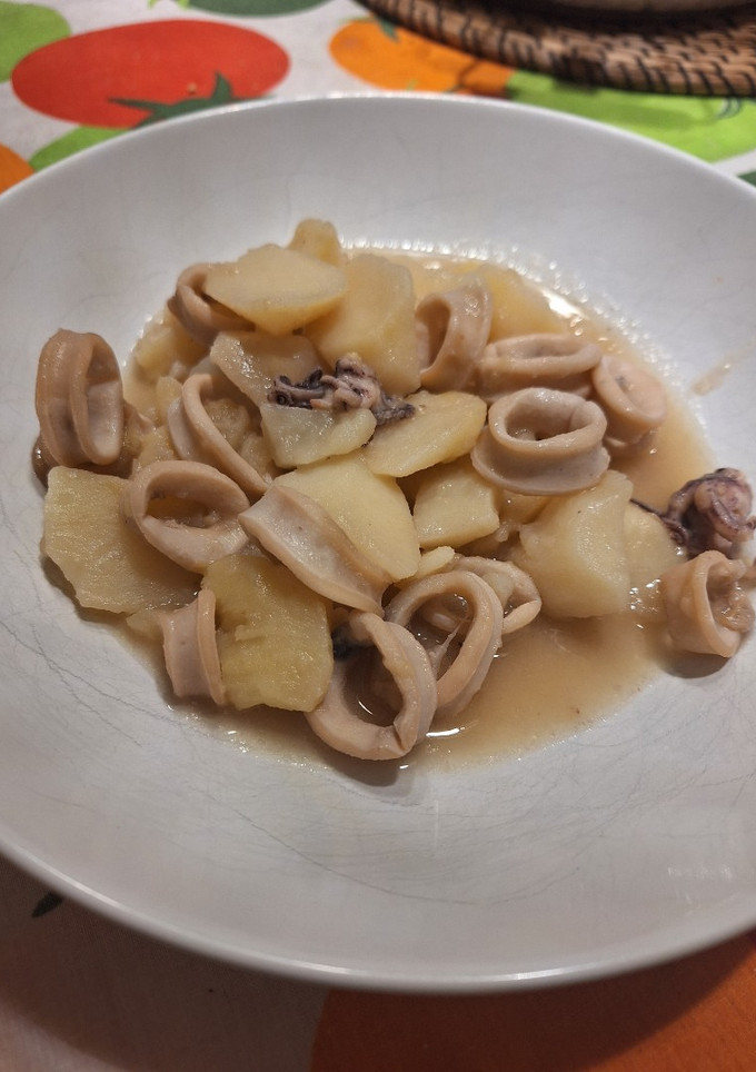 Una foto de Guiso de calamares con patatas