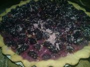 Una foto de tarta de moras y queso
