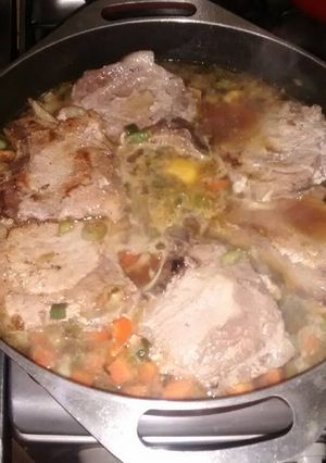Una foto de Costeletas de cerdo al vino con verduras