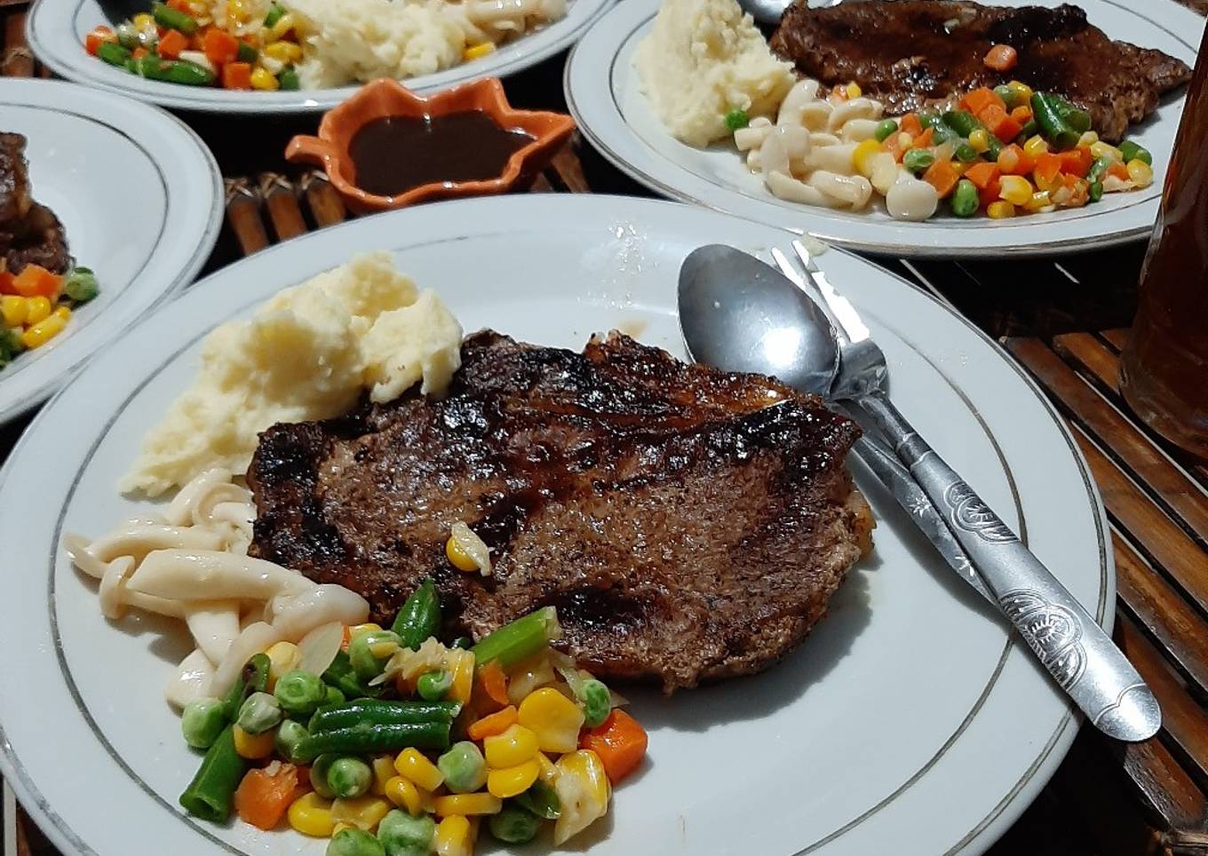 Beef steak dengan mashed potato ala rumahan