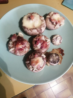 Una foto de Champiñones rellenos de jamón y queso