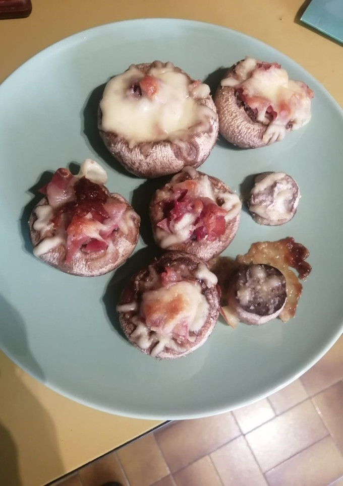 Una foto de Champiñones rellenos de jamón y queso