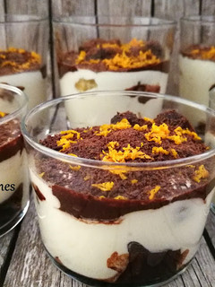 Una foto de Tiramisú de chocolate y naranja