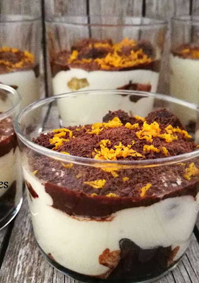 Una foto de Tiramisú de chocolate y naranja