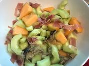 Una foto de melón y jamón serrano