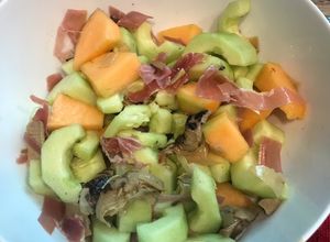 Una foto de Ensalada jamón serrano y melón