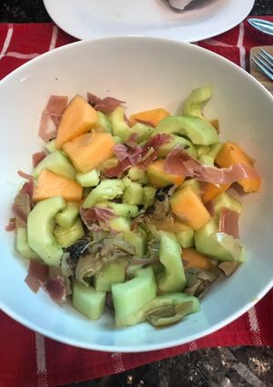 Una foto de Ensalada jamón serrano y melón