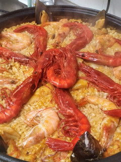 Una foto de Arroz con carabineros y delicias marinas
