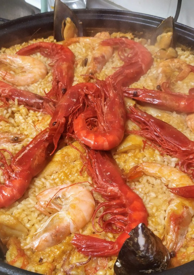 Una foto de Arroz con carabineros y delicias marinas