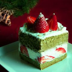 A picture of X'mas Matcha Strawberry Cake.