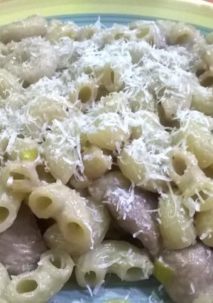 Una foto de Pasta con salsa de pollo y verdeo (con vino tinto)