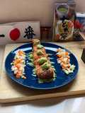 Tataki de salmón acompañado de salsa de aguacate y encurtidos