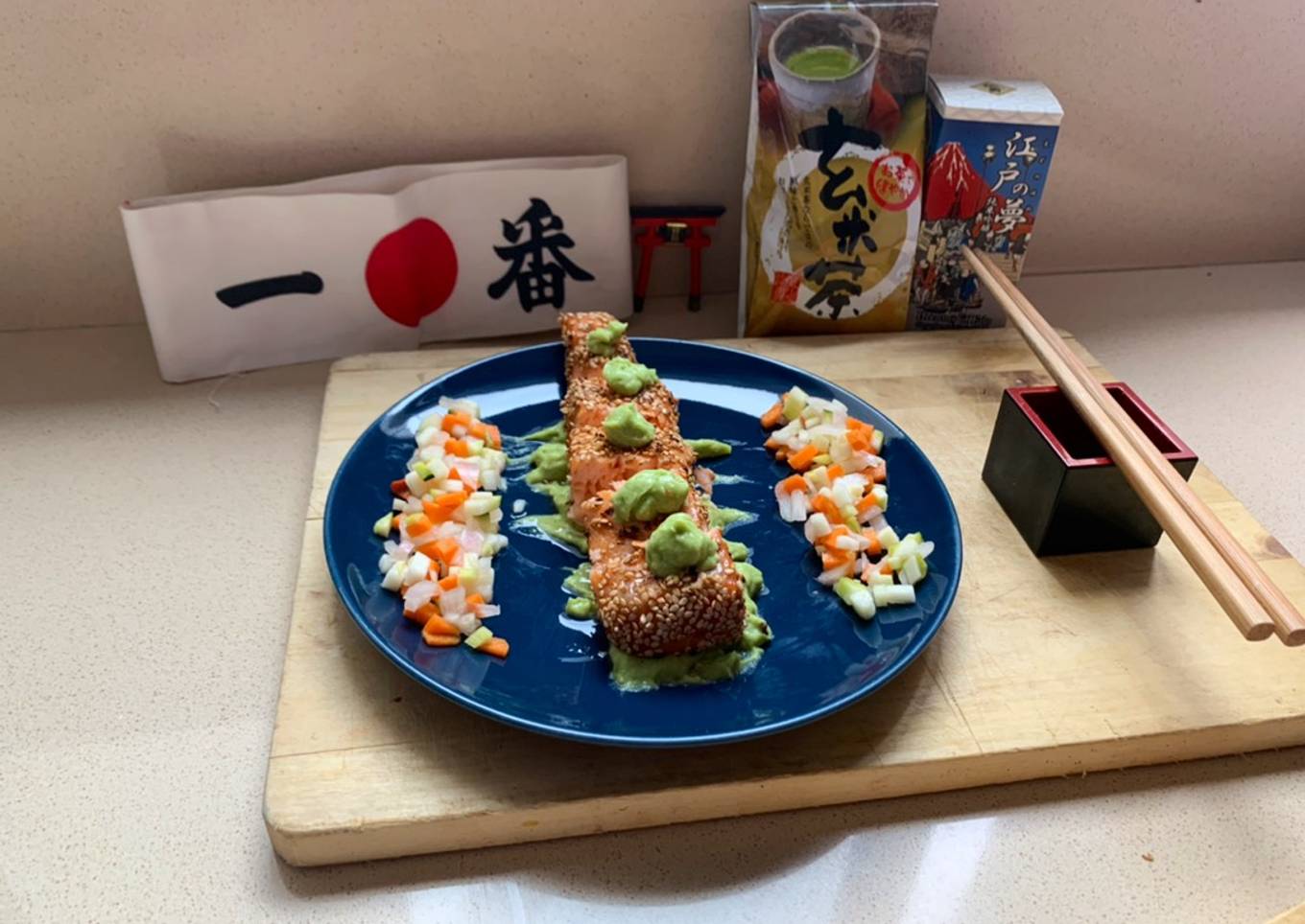 Tataki de salmón acompañado de salsa de aguacate y encurtidos